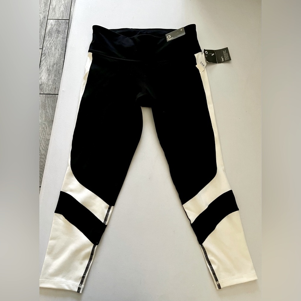 Black and white Gap workout crop pants